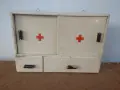 Стара соц дървена аптечка , снимка 1