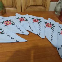 Текстилни салфетки за маса ръчно бродирани , снимка 2 - Покривки за маси - 38738731