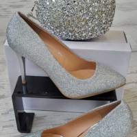 Елегантни дамски обувки на ток в сребристо с брукатен ефект, снимка 1 - Дамски обувки на ток - 36536033