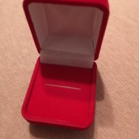 Нова червена кадифена кутийка за пръстен плюш, снимка 1 - Пръстени - 37752866
