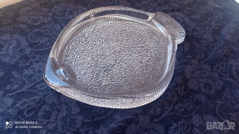 Масивно стъклено плато/чиния форма на калкан, снимка 1