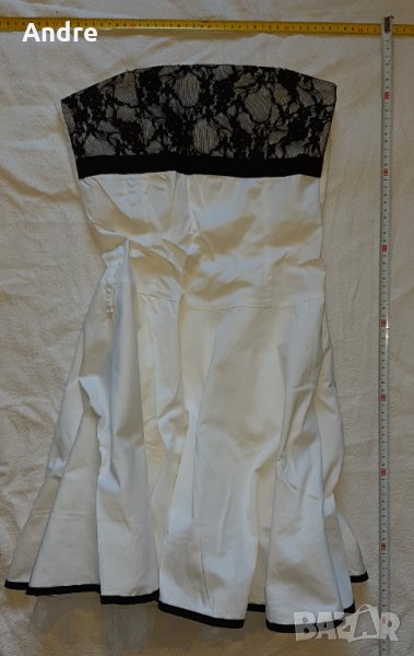 рокля - бяла, разкроена, бюстие с черна дантела, снимка 1