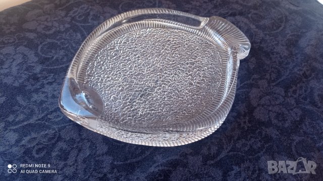 Масивно стъклено плато/чиния форма на калкан, снимка 1 - Чинии - 34988175