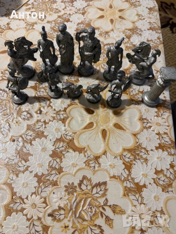 Метални фигури за шах.