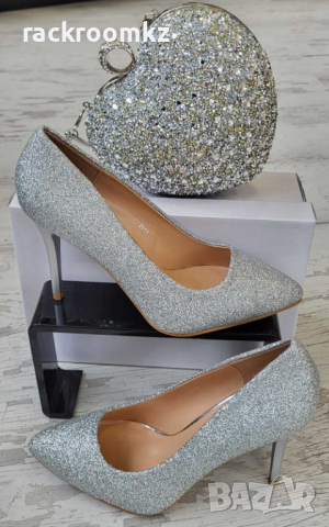 Елегантни дамски обувки на ток в сребристо с брукатен ефект