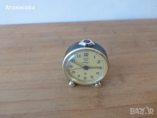 Будилник Мир Слава часовник черен корпус