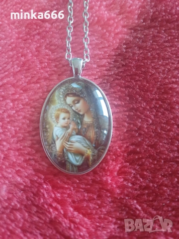 Сребърно колие с медальон.