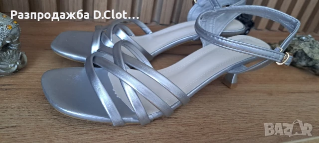 нови сребристи сандали с малък ток 40 номер
