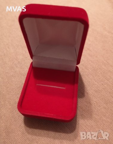 Нова червена кадифена кутийка за пръстен плюш