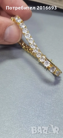 Дамска гривна с кристалчета.