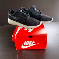 Nike Roshe Run маратонки черни с бяла подметка с кутия, снимка 2 - Маратонки - 29127654
