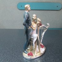 Продавам чисто нова декоративна статуетка на младоженци-много красива, снимка 4 - Колекции - 42238938