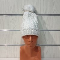 Нова зимна дамска бяла шапка с копчета и с пух/помпон, снимка 9 - Шапки - 35498845