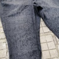 Дамски черно сиви дънки със змийски принт марка TORRID, голям размер, снимка 1 - Дънки - 34880263