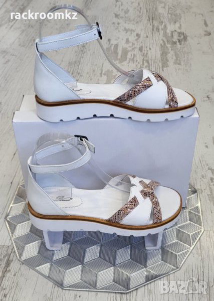 Дамски сандали от естествена кожа със затворена пета в бял цвят, снимка 1