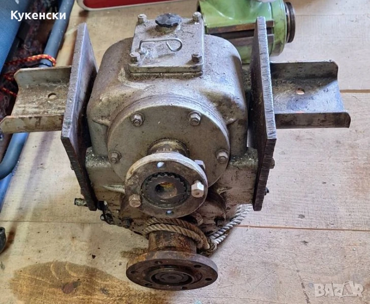 Ъглов редуктор за яхта, снимка 1