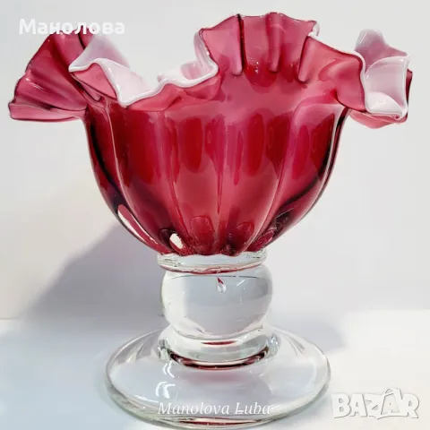 Бонбониера от ръчно издухано стъкло Cranberry glass.
