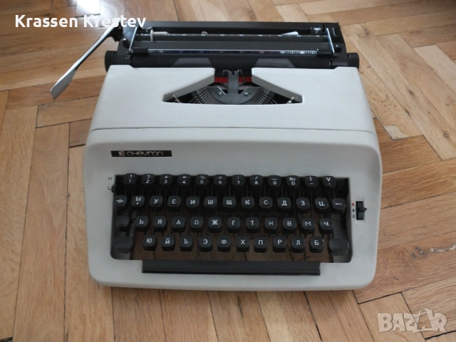 Продавам почти нова японска механична пишеща машина Chevron