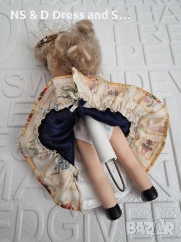 Порцеланова кукла с стойка , снимка 2 - Антикварни и старинни предмети - 34154523