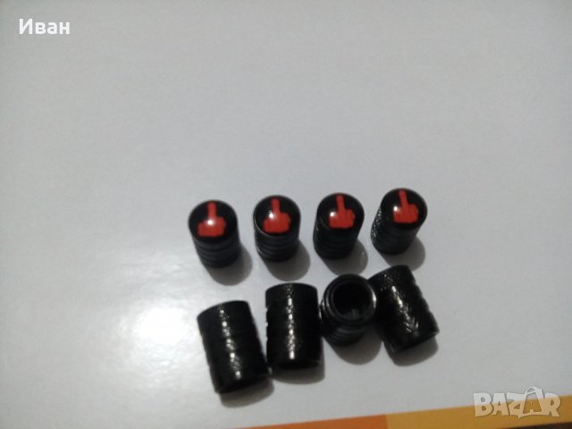 ПРОМО Качественни метални черни капачки за вентили винтили с емблема среден пръст за кола автомобил, снимка 2 - Аксесоари и консумативи - 31165411