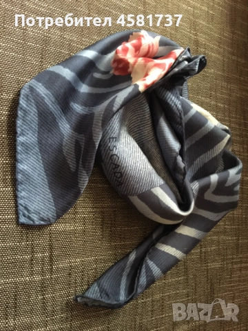Копринен шал Escada, снимка 5 - Шалове - 52010310