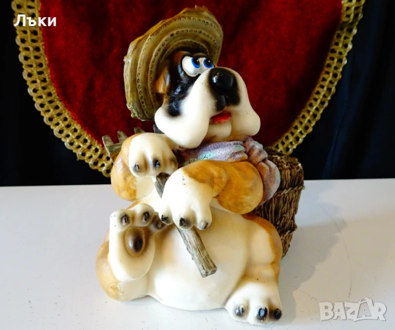Порцеланова фигура Куче земеделец,касичка. 