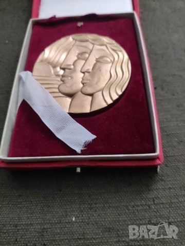 Продавам спортен плакет За олимпийска заслуга   