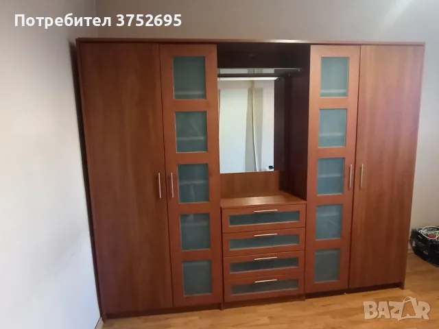 Четирикрилен гардероб с тоалетка, чекмеджета и осветление