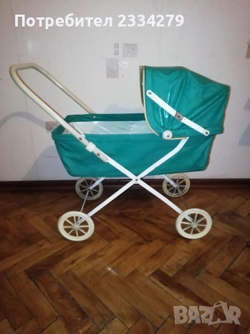 Стара децка количка и дървени столчета за кукли. 