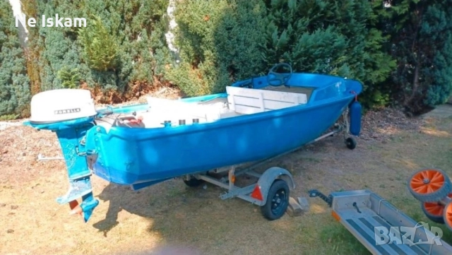 лодка със колесар за разходка и риболов