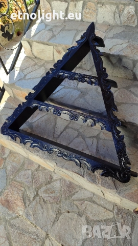 Красива триъгълна стенна етажерка с дърворезба , снимка 2 - Етажерки - 52736374