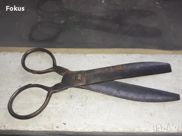 Стара кована възрожденска ножица със златни набивки
