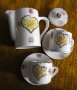 Каничка с капаче и 2 чашки с чинийки за кафе, снимка 1 - Сервизи - 37110836