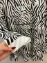 Модерна памучна еластична блуза с надписи и ефектни кристали декорация в десен зебра, снимка 3