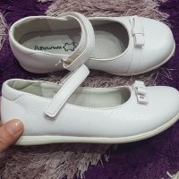 Бели обувчици, снимка 1 - Детски обувки - 40610938