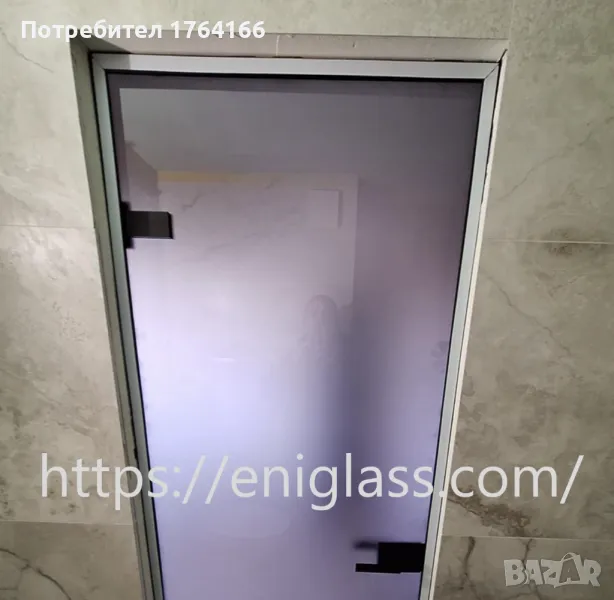 Стъклена врата със сиво стъкло и алуминиева каса с черни панти, снимка 1