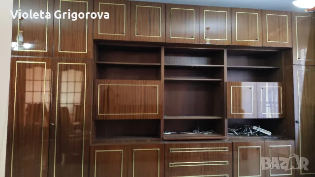 Голяма запазена холна секция - 405 см, масивна и много шкафове 