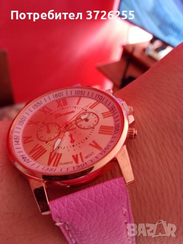Дамски часовник в розов цвят.