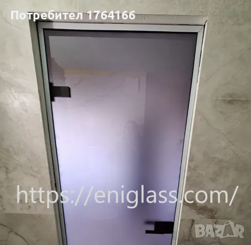 Стъклена врата със сиво стъкло и алуминиева каса с черни панти