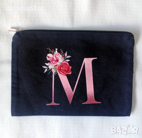 Черен козметичен несесер с буквата "М"