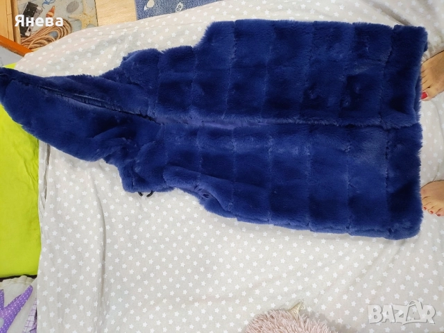 Пухен дамски елек с качулка, снимка 3 - Елеци - 51857687