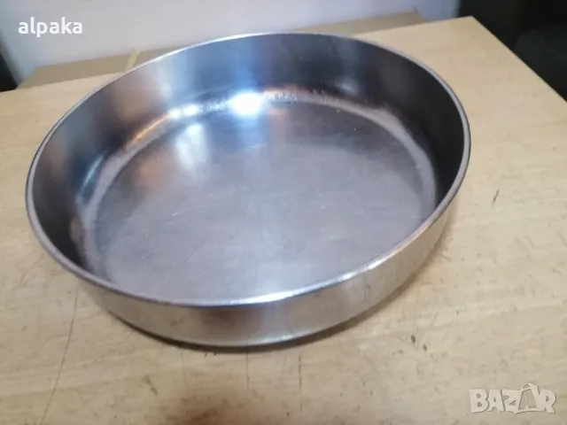 Продавам  метална  кръгла тава 28/5см