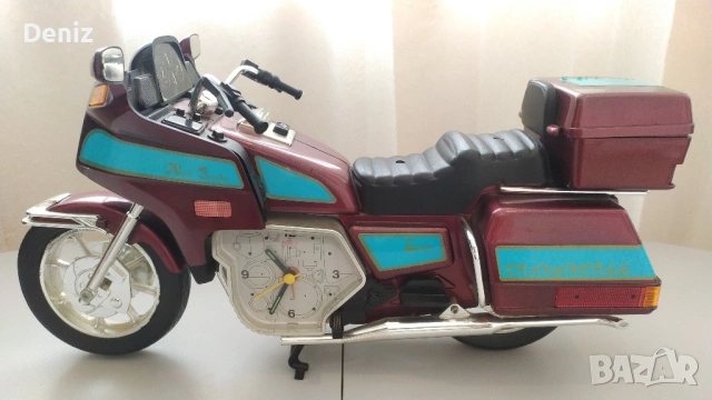 Настолен аналогов часовник във вид на мотор