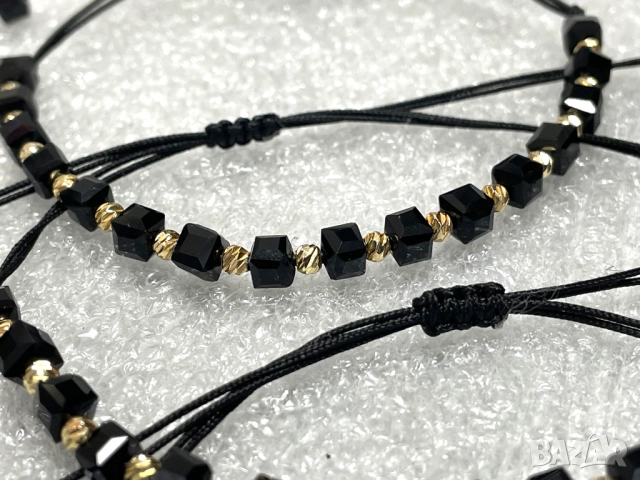 Гривни с фасетиран черен оникс и златисти топчета – ръчна изработка, снимка 6 - Гривни - 51535581