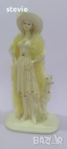 Фигура на дама с куче, снимка 3 - Статуетки - 50893122