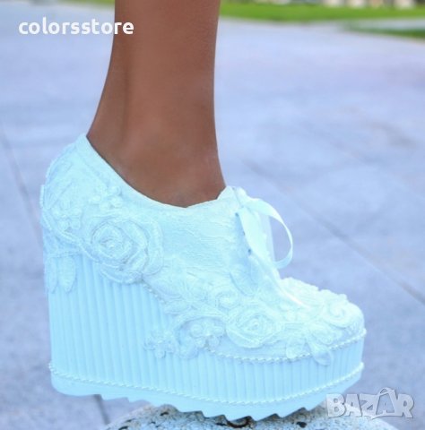 Обувки на платформа - бели - 710-03