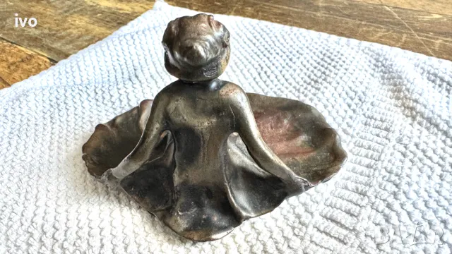 Малка антикварна метална фигура на жена, снимка 5 - Антикварни и старинни предмети - 50114208