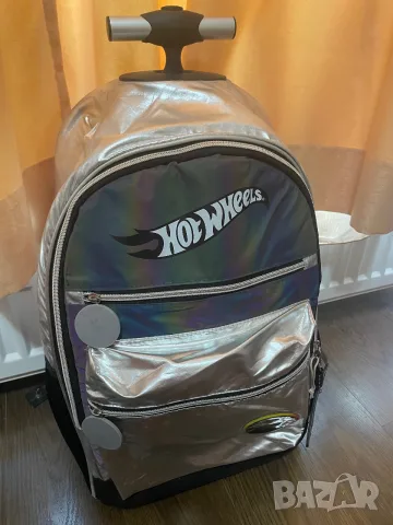 Ученическа раница Hotwheels, с колелца И 3 ципа, като нова , снимка 3 - Раници - 55978594