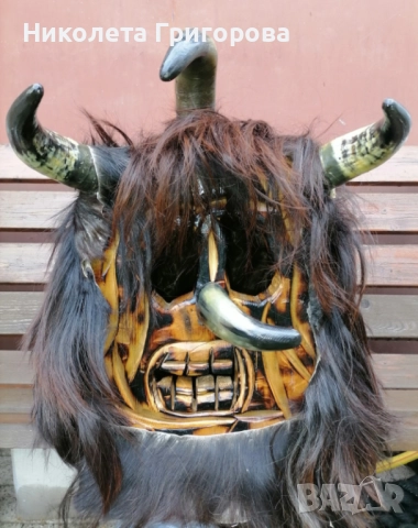 Кукерска маска, изработена от естествени материали.Лека и удобна.