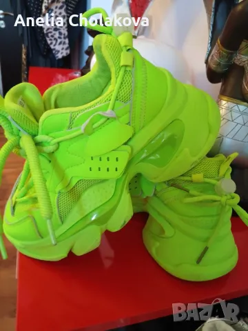 неоново зелени маратонки 